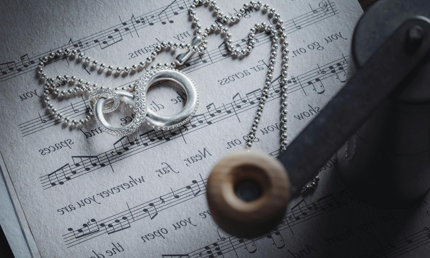 Studio di composizione musicale con strumenti e spartiti