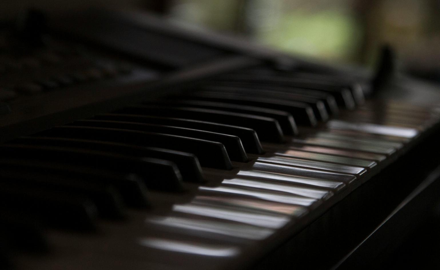 Studente al lavoro su partitura musicale con strumenti digitali