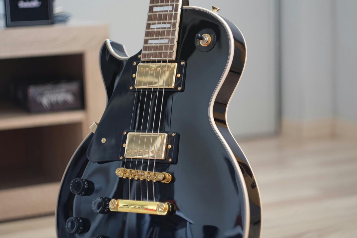 Studio di composizione musicale con strumenti e spartiti