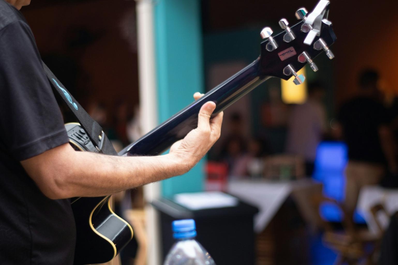 Compositore al lavoro con spartiti e strumentazione digitale