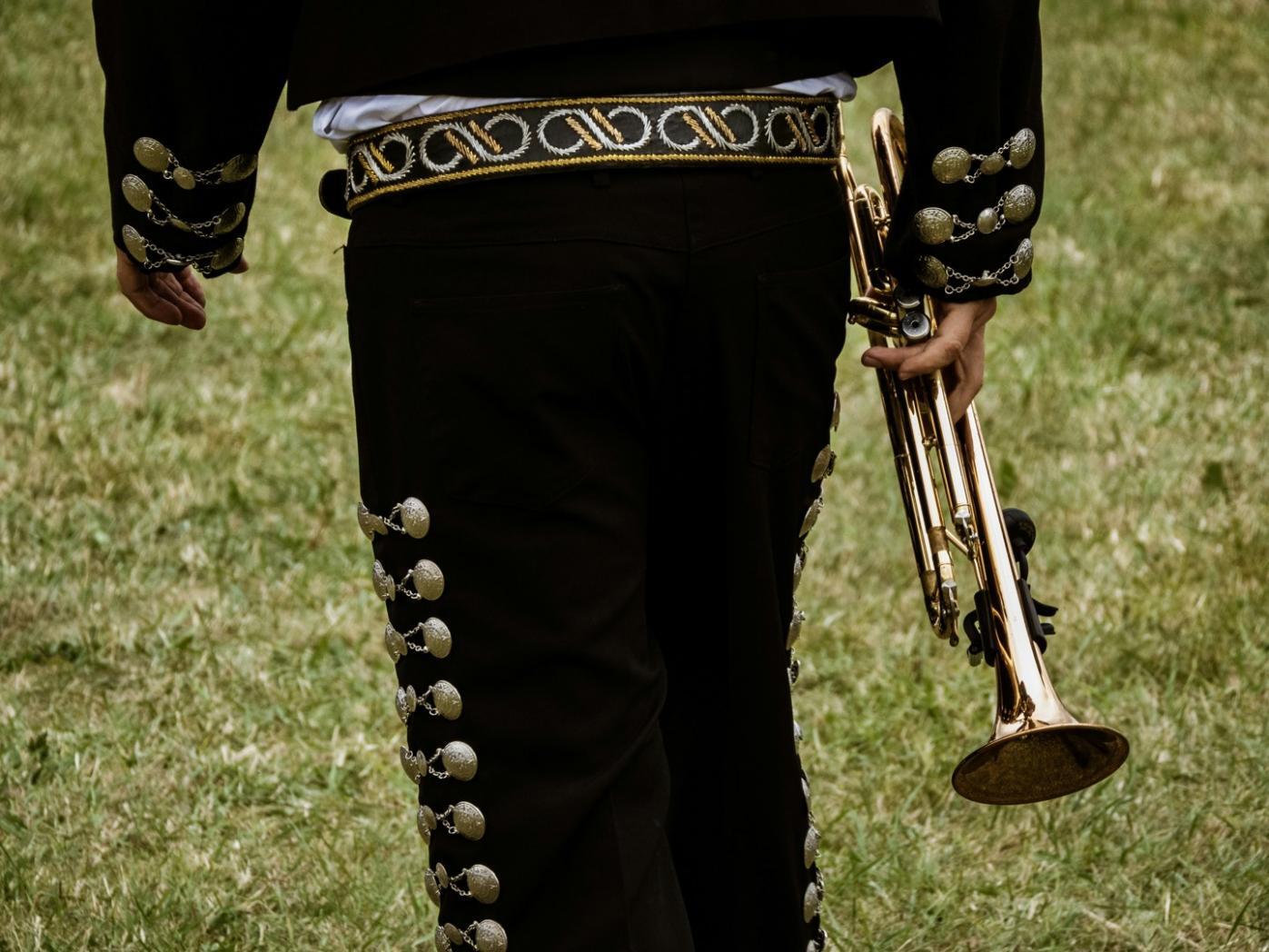 Compositore al lavoro su partitura orchestrale